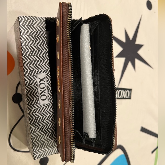 NWT XOXO Brown Wristlet with Gold Hardware - Picture 3 of 3